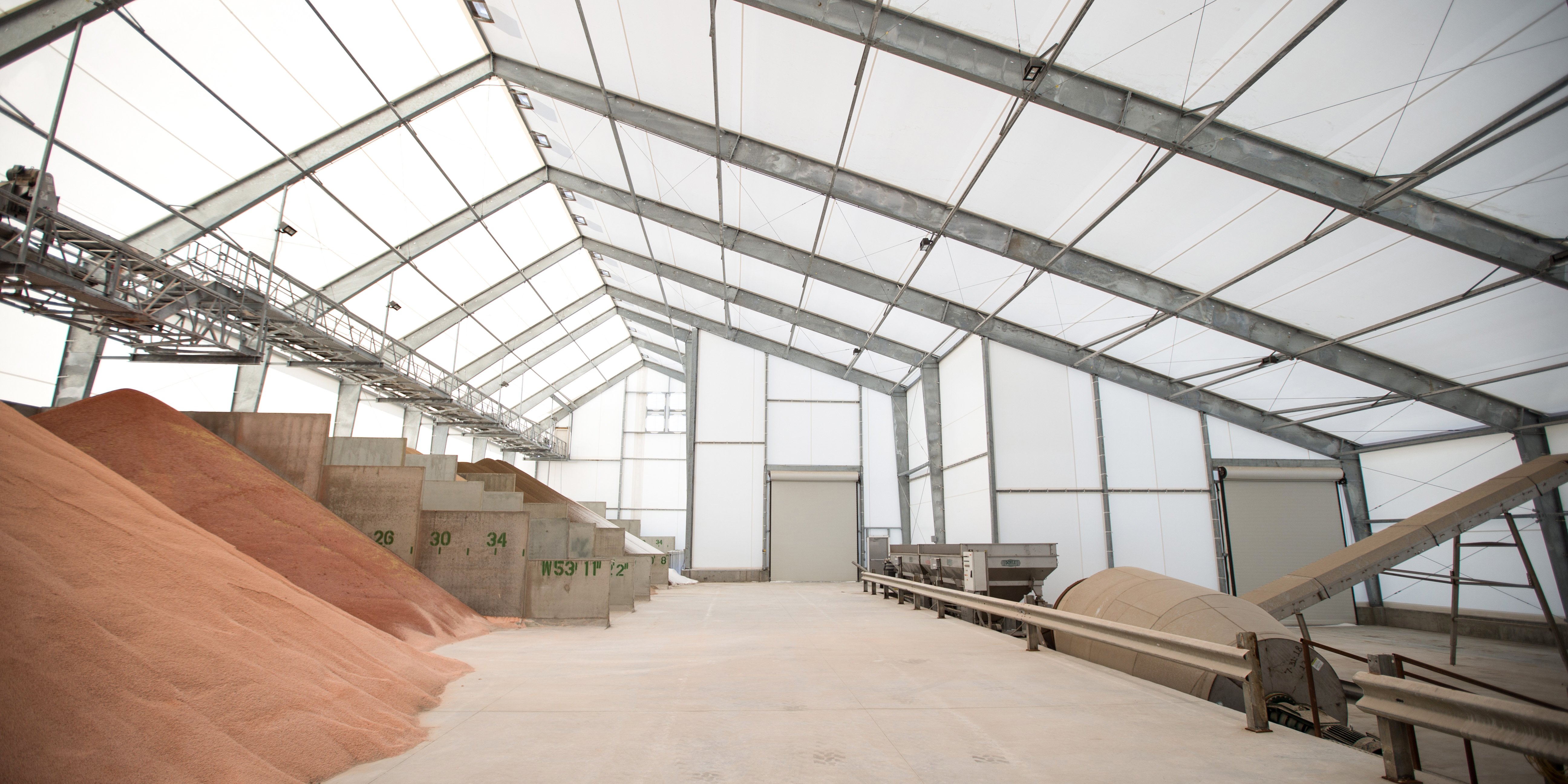 Corrosion resistant fertilizer building solutions