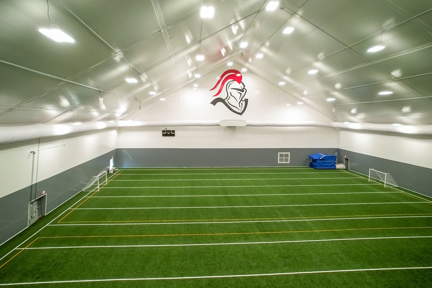 Large free-span multipurpose building for student activities