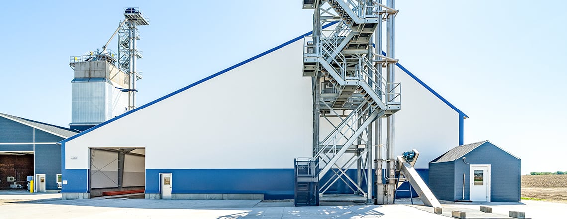 fabric fertilizer storage with offset peak