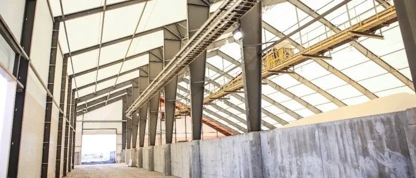 Building with Steel Rigid Frame Structures